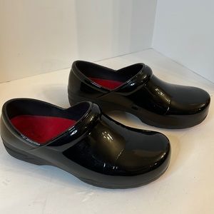 ANYWEAR BLACK RUBBER CLOGS WOMEN 9 MEN 7